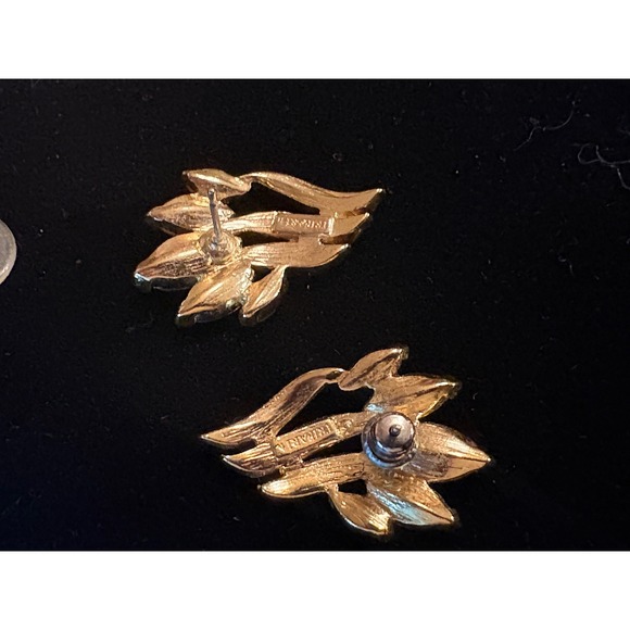 Vintage Trifari Mid-Century Modern Gold Tone Marquise Leaf Crawler Post Earrings - Picture 5 of 6